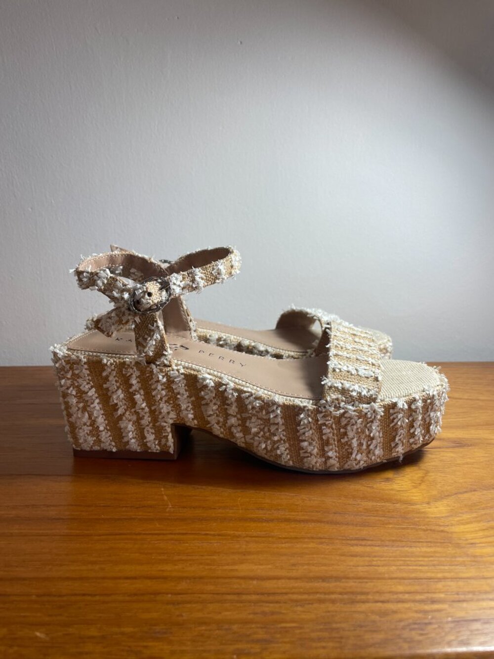 Katy Perry Busy Bee Strappy Sandals 6.5